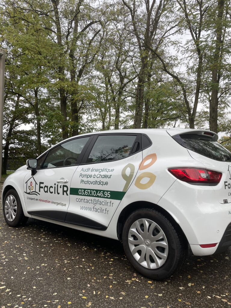 Covering voiture pour l'entreprise Facile'R. Réalisé par l'agence de publicité Floki.